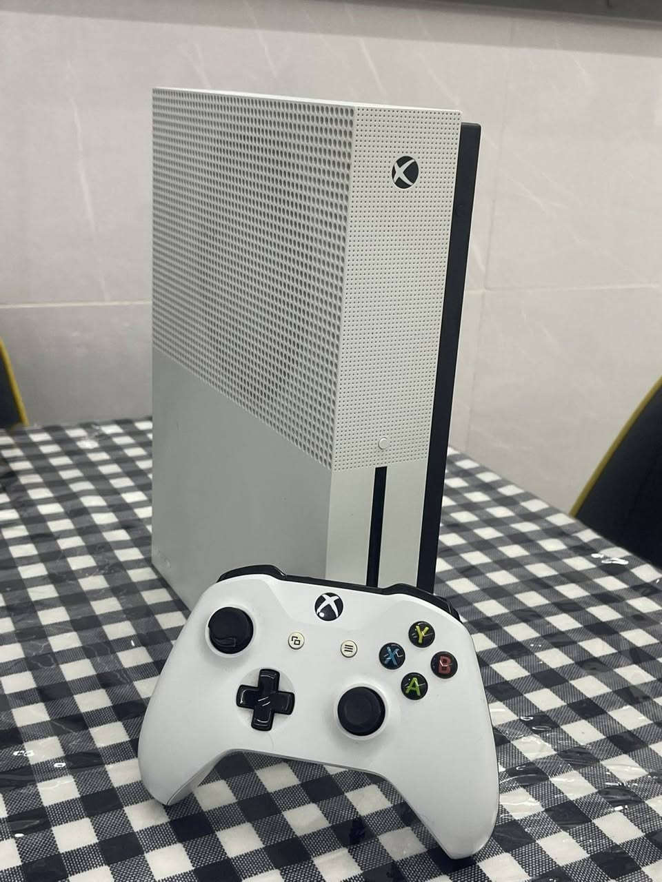 السلام علیکم
XBOX ONE S للبیع

المساحە 512g

الجهاز نظافتە 90%

جوستك بلادي

ویاهە وایر HDMI 8k

السعر 170وبیهە مجال للطیبین

مکاني کرکوك قادسیە اولی قرب مثلجات سارا


**إذا كنت صاحب هذا الإعلان وتريد حذفه لأي سبب، رجاءا أرسل رسالة إلى الدعم الفني**