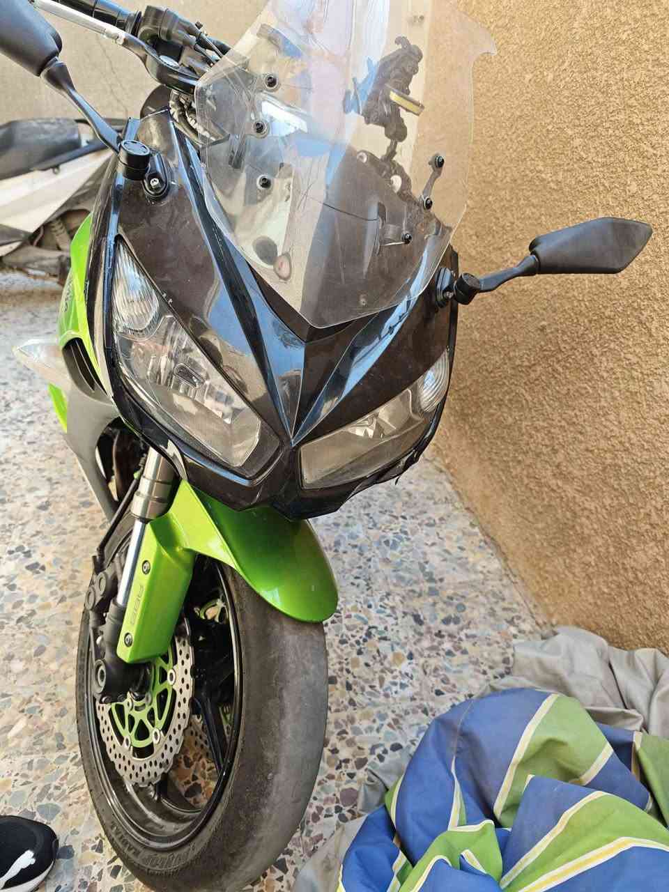 سلام عليكم.

كاوساكي نينجا 1000 موديل 2013 
الدراجة ماشية 24 الف
مكفولة كفالة عامة عدى الاشاير والصور توضح
الدراجة نسخة الABS مسويلها ادامة من بلكات ونوزلات ودهن كله موتل ومي راديتر موتل.
تسارعها من 0 الى 100 ب 3 ثواني 
السرعة القصوى 300.
مكانها بغداد/ العطيفية
السعر 52 ورقة
مكاتبة فقط
للتواصل واتساب *********** بغداد, العراق
