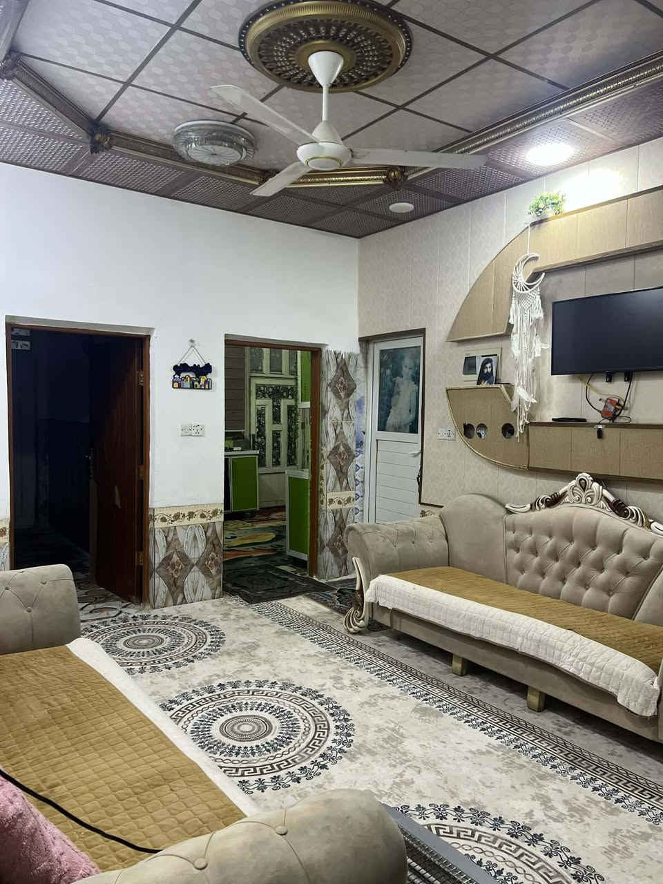 السلام عليكم  بيت للبيع في منطقه ال مرسول الشارع الرئيسي 
المساحه 250 متر 
يتكون البيت من عرف نوم عدد2
صاله 5في 4
ستقبال 7في4
مطبخ حمام داخلي 
صحيات خارجيه 
كراج سياره مسقف 
حديقه طارمه 
البيت نظيف جدا بناء ب 2017 طابوك 
علي ادامه باستمرار سقوف ثانويه 
عنوان البيت شارع ال مرسول الرئيسي قبل المولده ب 500 متر تقريباً عشارع رئيسي مو فرع
اي ستفسار الاتصال علي الرقم ***********
او مراسله الصفحه باي وقت
ملاحظه يرهم بيت مراوس في حي الزهور او الصناعه 
ومكان ثاني اذا بيت مطلوب مبادره واحول المبادره باسمي يكون افضل
