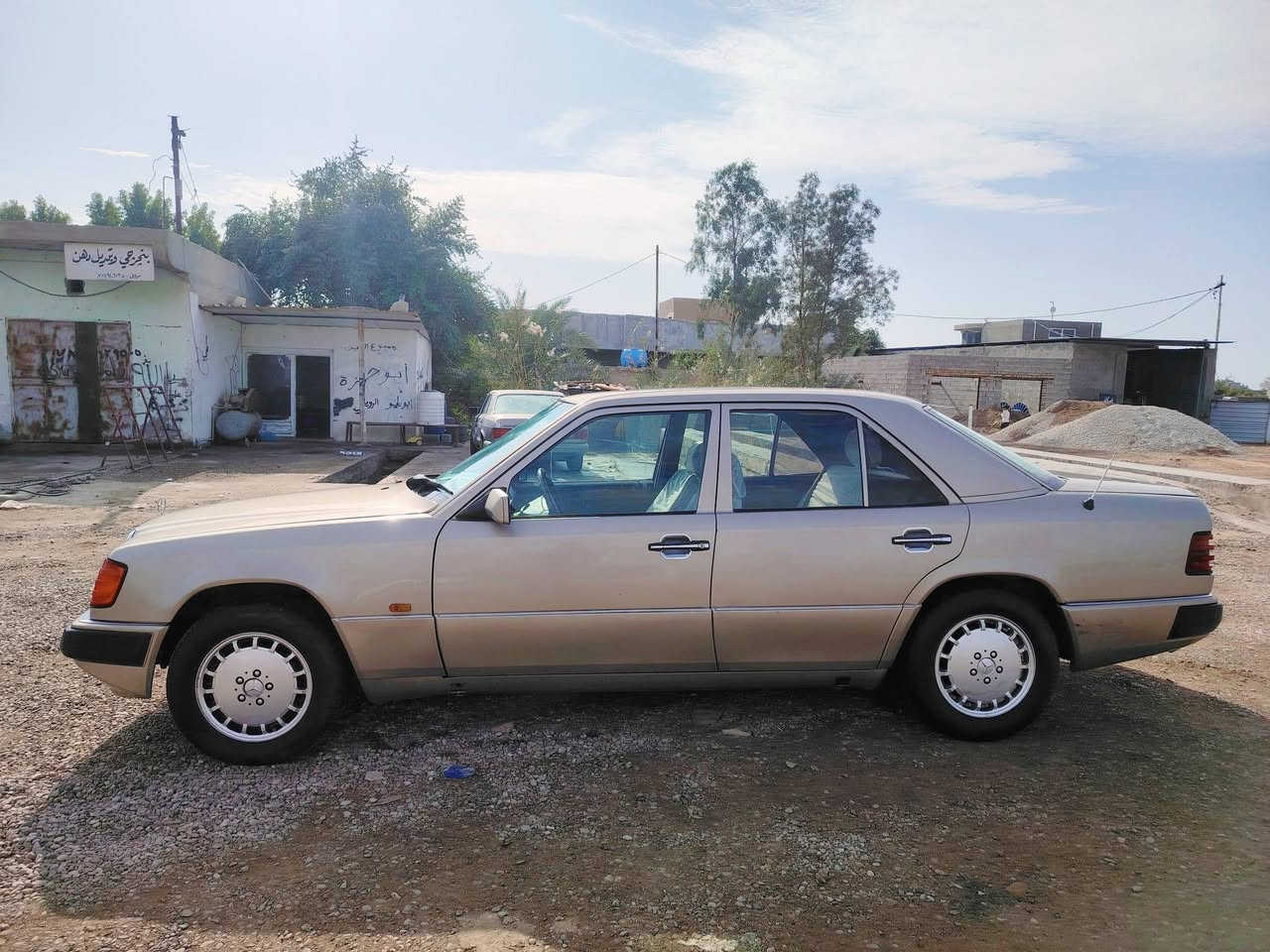 مارسدس دب 300E للبيع موديل 1991 رقم بغداد انكليزي باسمي سنويه مجدده لل 2030 محرك  وكير بلاد وقواعد بلاد جدد و حداديه 100/100  نضيفه السياره بشكل مصبوغه جمالية مكفوله من الضربه والسياره احله من صوره مكان واسط/كوت  سعر 85 وبيها مجال  للإستفسار اكثر الاتصال على الرقم:
 ***********
 ***********
