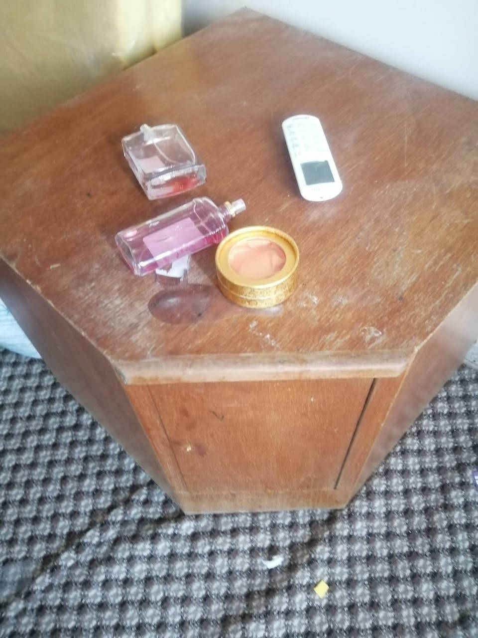 للبيع مع تلفزيون بدون الاغراض داخل المعرض
مع ثلاثه بوفية صغيرة ٢٠٠ وبيه مجال


**إذا كنت صاحب هذا الإعلان وتريد حذفه لأي سبب، رجاءا أرسل رسالة إلى الدعم الفني**