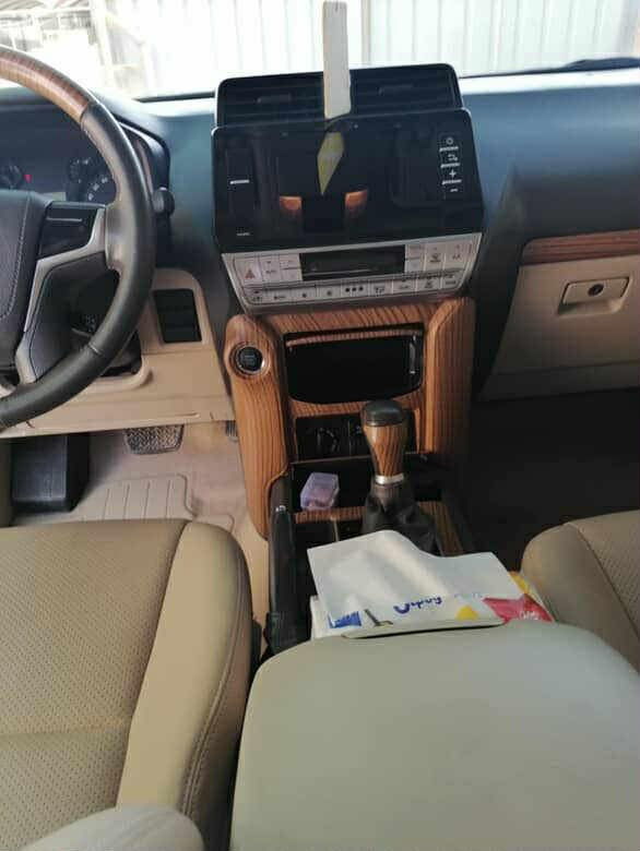 السلام عليكم من رخصة الادمن  تويوتا برادو Gxr موديل2018 سيارة نضيفة بدون صبغ كفاله عامة خليجي
حساسات امامية خلفية 
بانوراما
كشنات جلد 
7راكب
محرك4000
6سلندر
تبريد ثلاث قطع
رقمة شمالي اربيل 
سعرها 38000$ وبيها مجال للشراي 
سيارة ماشية 70 كم 
السيارة كشنات مو كهرباء 
ومري دكمة مو شفط
للتواصل الاتصال ***********
