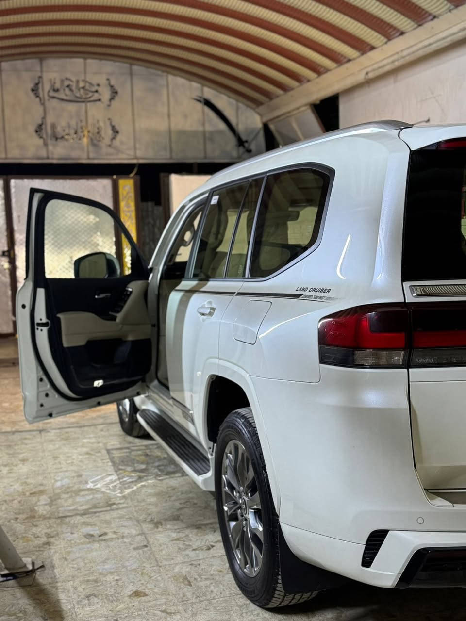 سلام عليكم لاندكروز موديل 2024 GXR لمتد ضمان شركه ساز  السياره مغلفه PPF ماشيه 11 الف على وضع الشركه كفاله عامه من اي ملاحظه مكان السياره بغداد للستفسار *********** السعر 74000$
