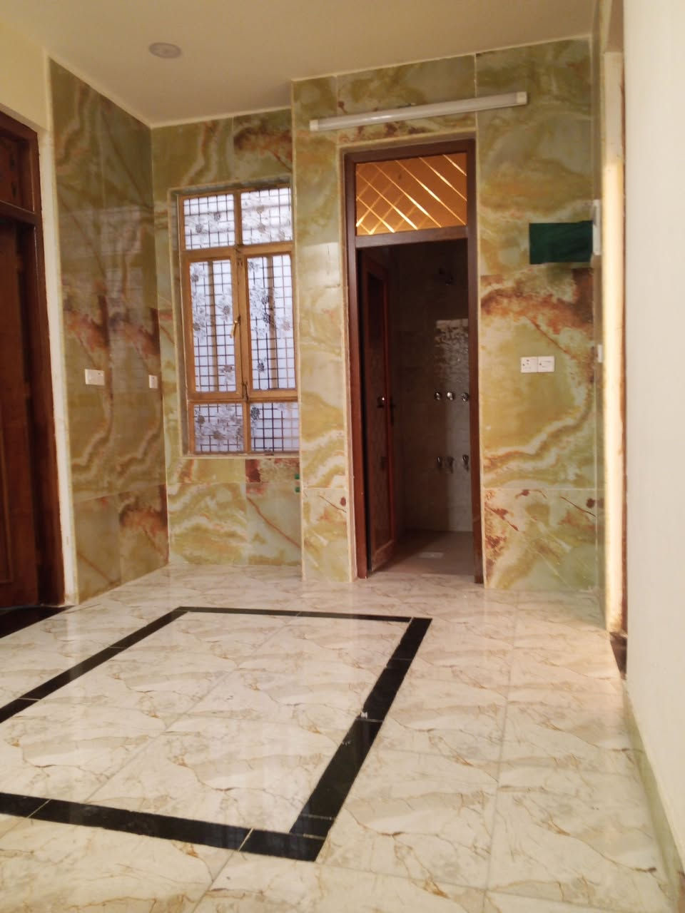 سلام عليكم بيت للبيع منطقه ضياء الحفي قريب عله جامع سيد صلاح بل بدايه مساحة 100متر مربع موقع كلش حلو بناء درجه اولى جديد محد ساكن بي بعد جديد سعره 170بي مجال تصلو اي استفسار عن الرقم ***********
