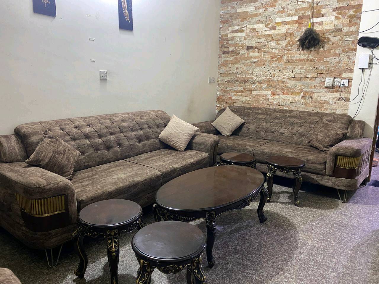 

غرفة صالة جميلة للبيع تتكون من 3 كنتورات كبيرة وكنب مريح و5 طاولات خشبية منجدة بديكور رائع. الخشب بلمعان مميز وتصميم أنيق يتناسب مع مختلف الديكورات الداخلية. الغرفة تشمل أيضًا جهاز خياطة صناعي. جميع الأغراض بحالة ممتازة.