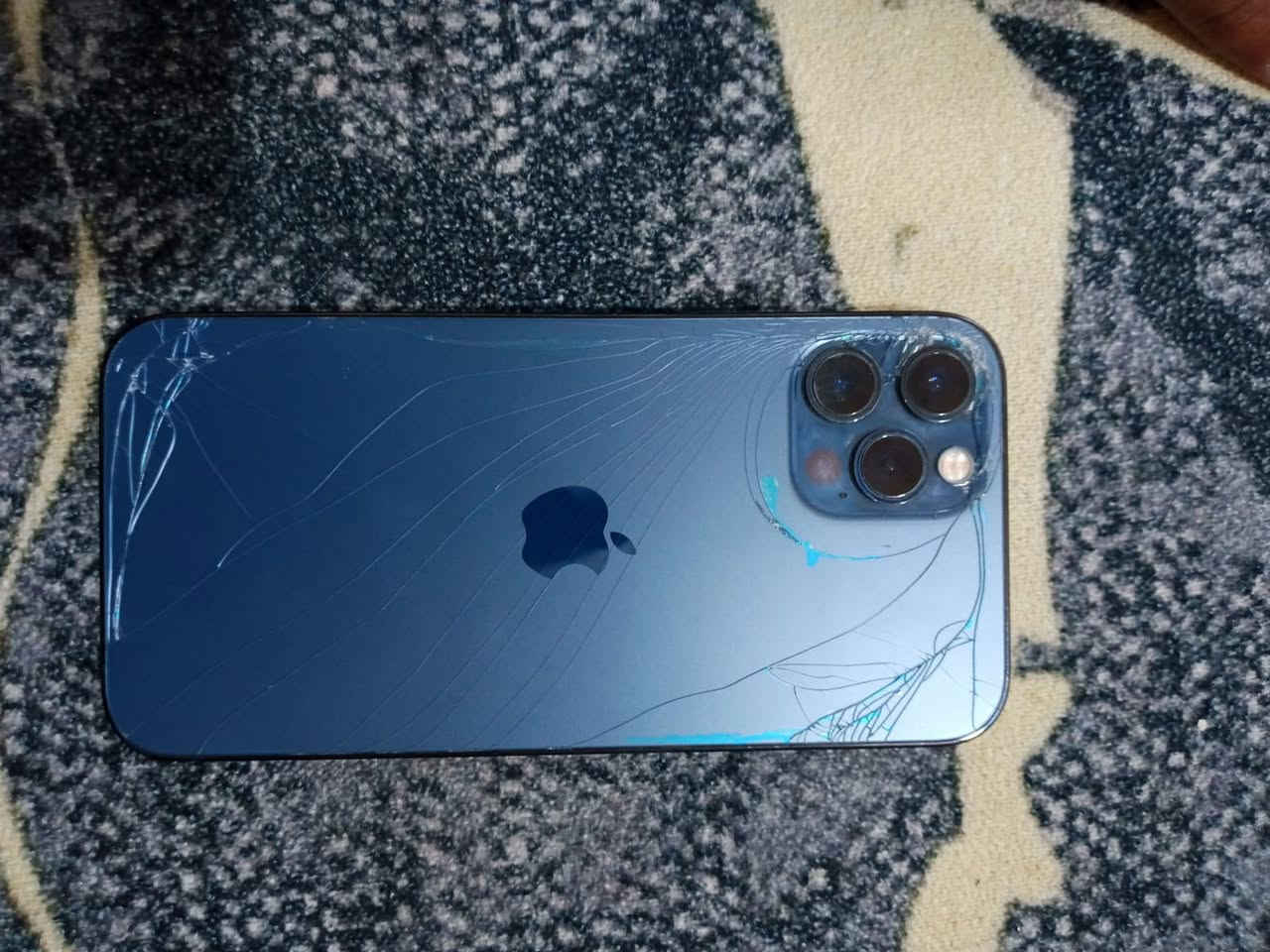 ايفون ١٢برو للبيع بطاريه 77 وكلشي ما مبدل بي شرط فحص بس ظهره مفطور الي شراي هذا رقمي يخابرني  السعر ٣٥٠وبي مجال ***********
