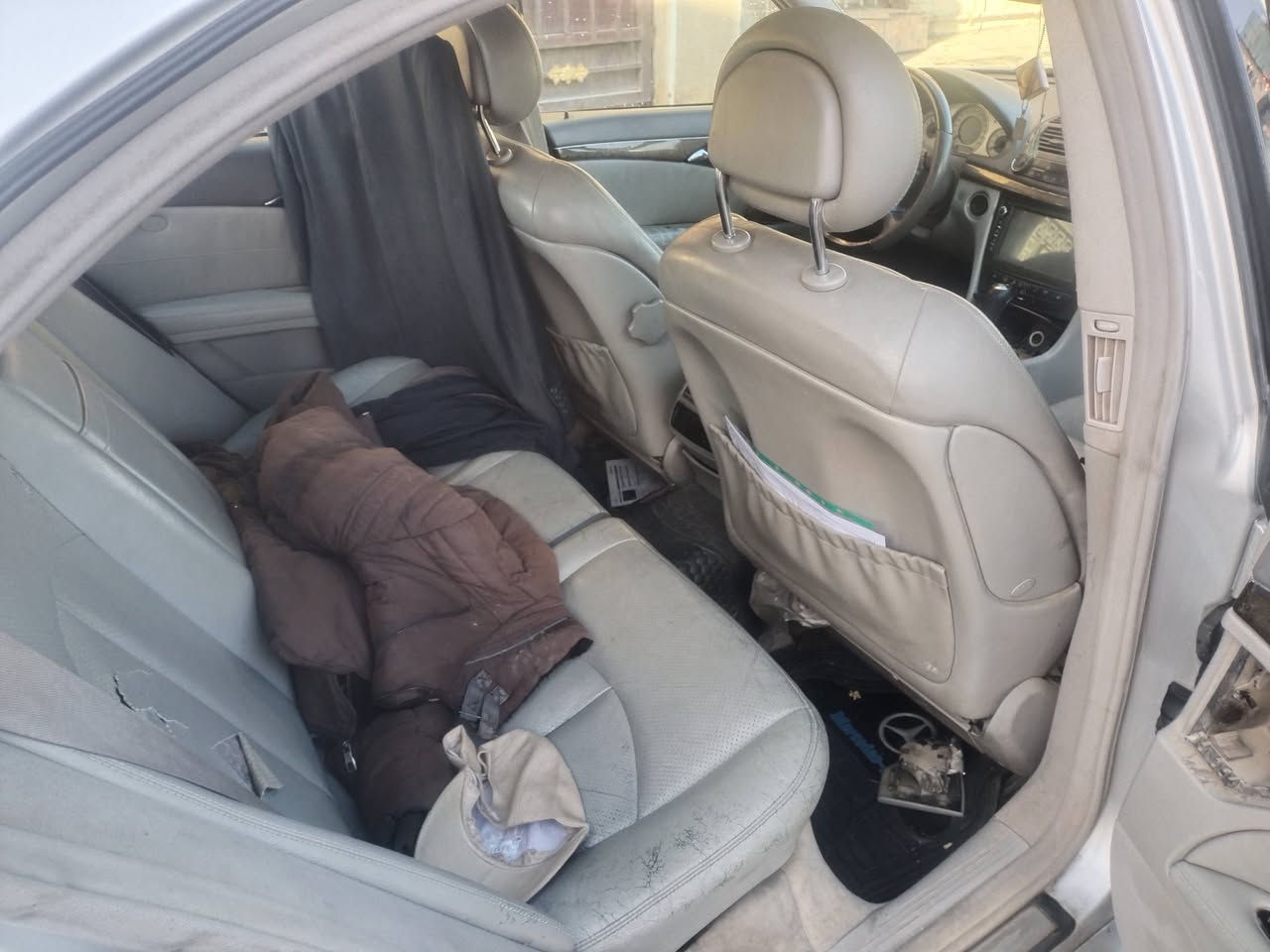 السلام عليكم.. 
مارسدس W211 موديل 2003 محدثه 2007 السياره مكفوله بحاله ممتازه بدون نواقص وجاهزه كير ومحرك بلادي 6 أسطوانات وباقي المواصفات معروفه نوع افينغارد لا صرف بانزين لا تبخير أو صرف دهن مال جناي ابيع بسبب ظرف طارئ باللي يحبه الله سواء للجناي أو للبياع شراي السعر بعد التنزيل في قفله 115 ورقه من الأخير . للاتصال *********** .
