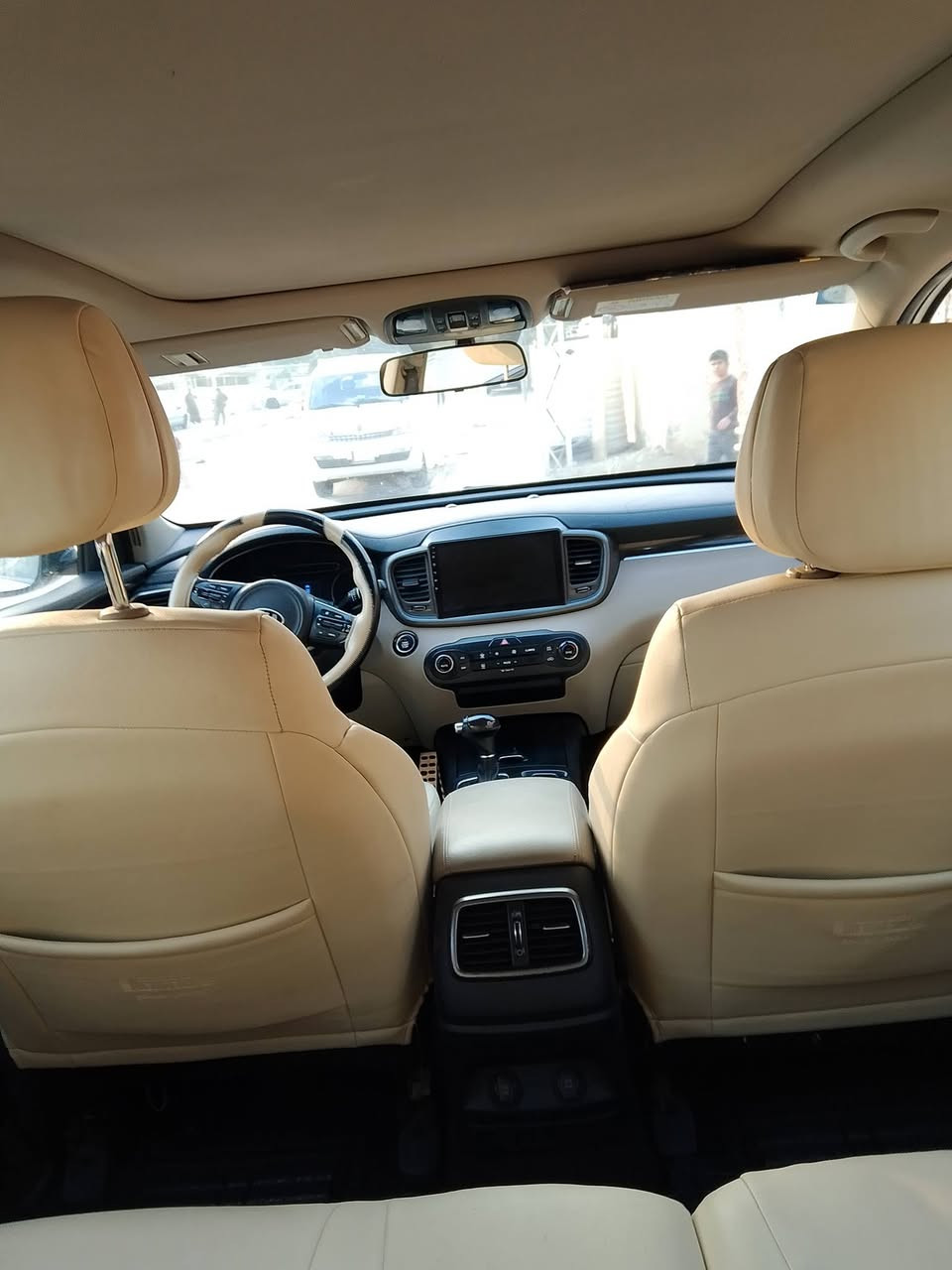 سورنتو موديل ١٨ السياره جديده ماشيه ١٢٠ بيها صبغ بال بنيد وشبر جاملغ بدون فتح وبدون ضربه بانوراما ويل كروم السعر  اليريد يتصل ***********
