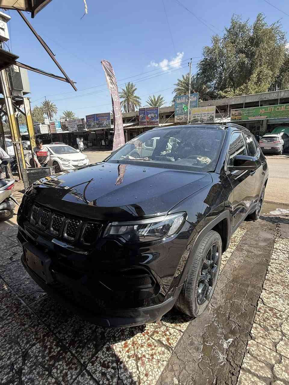 سلام عليكم 
بيع او مراوس ب جالنجر 
جيب كومباس 2023 (بلاك توب ) 
دخول جديد بدون رقم ( فحص موقت) 
بيه صبغ 3 قطع شواصي لغد كفاله 
محرك كير كفاله 
المواصفات   فول سيارة عدا بنوراما 

⸻

⚙️ المواصفات:

✔️ محرك 2.0 تيربو (200 حصان)
✔️ دبل (AWD)
✔️ قير أوتوماتيك 8 سرعات

✔️ كراسي كهرباء
✔️ جلد (حسب الفئة)
✔️ جنطة شفط (باب خلفي كهربائي)
✔️ تشغيل بصمة + دخول ذكي
✔️ شاشة كبيرة + CarPlay

✔️ كاميرا خلفية
✔️ حساسات أمامي وخلفي
✔️ مانع اصطدام
✔️ Blind Spot + تحذير مسار

✔️ سقف أسود + رنقات سود
✔️ LED كامل
✔️ مثبت سرعة
✔️ مكيف أوتوماتيك

مكان سيارة بغداد
***********
