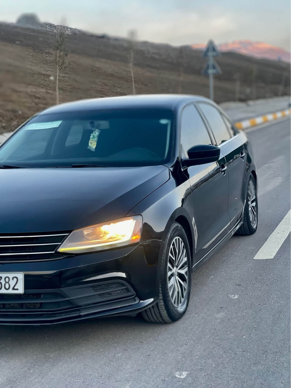 Volkswagen Jetta 2017 S
گئر ئؤتؤماتيك
مەکینەی نەکراوەتەوە
گئر و مەكينةى به شەرت
ماوەی رۆیشتن ٩٣ مایل
دوو پارچەی بۆیاخە بۆنیت و چاملاخ
جەمپەکی خەفیفی پێشی هەیە
یەک پەلەی ساردی هەیە
ئیرباگ سوکان و شان سیستەمە دەشبول نەتەقیە
رادێتەر و حەماوەی بە شەرتە
بێ مەسرەفە
نرخ ١١٤ و مەجالەکی زۆر کەم
ژمارە مۆبایل ***********
تکایە مشتەری تێل بکە جوابی نامە نادرێتەوە أربيل, العراق
