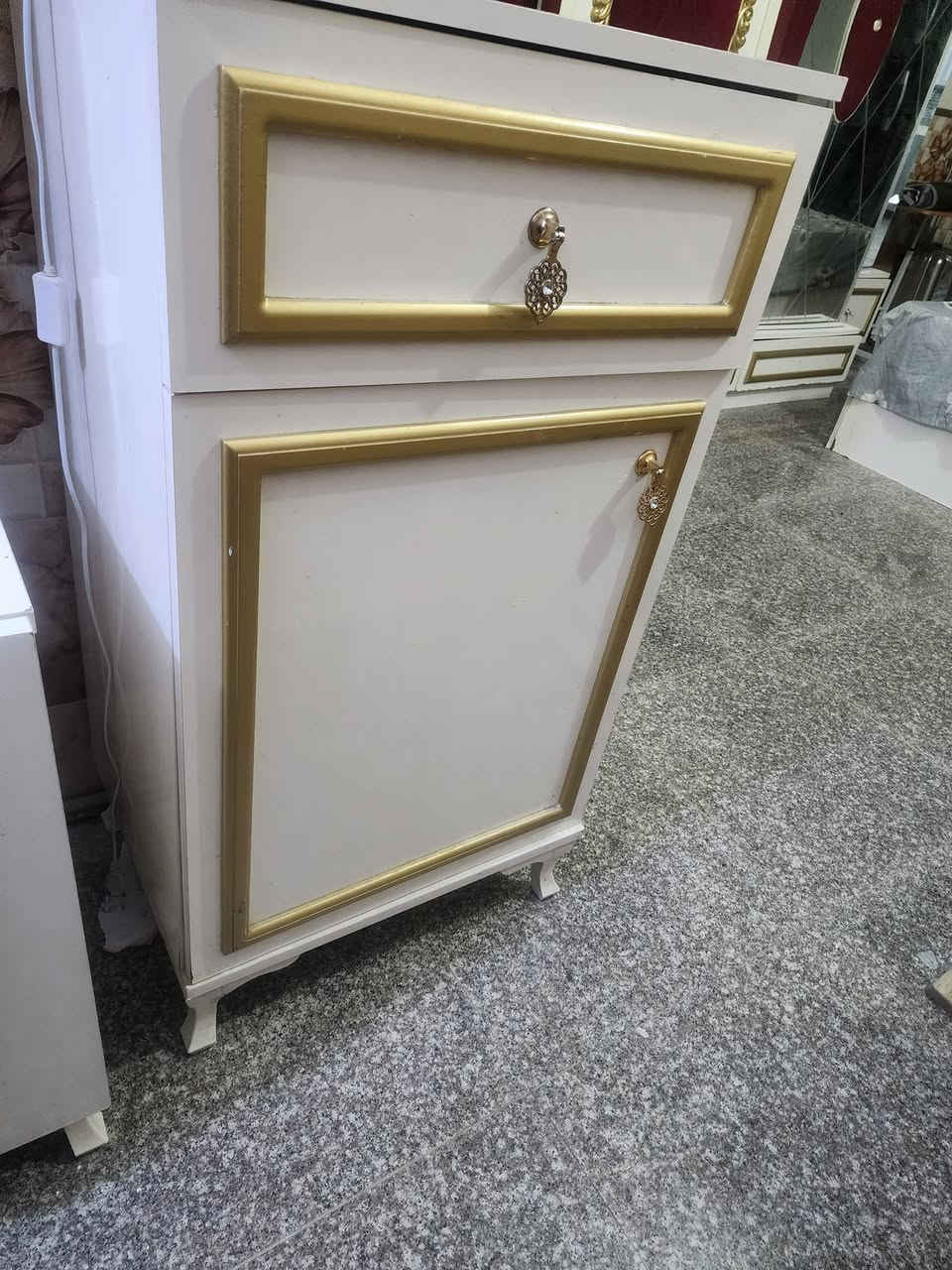 غرفة نوم تركيه ٥٠٠. الف وبيها مجال نظافتها ٨٠ بلمئه بغداد الرصافه الاتصال ***********
