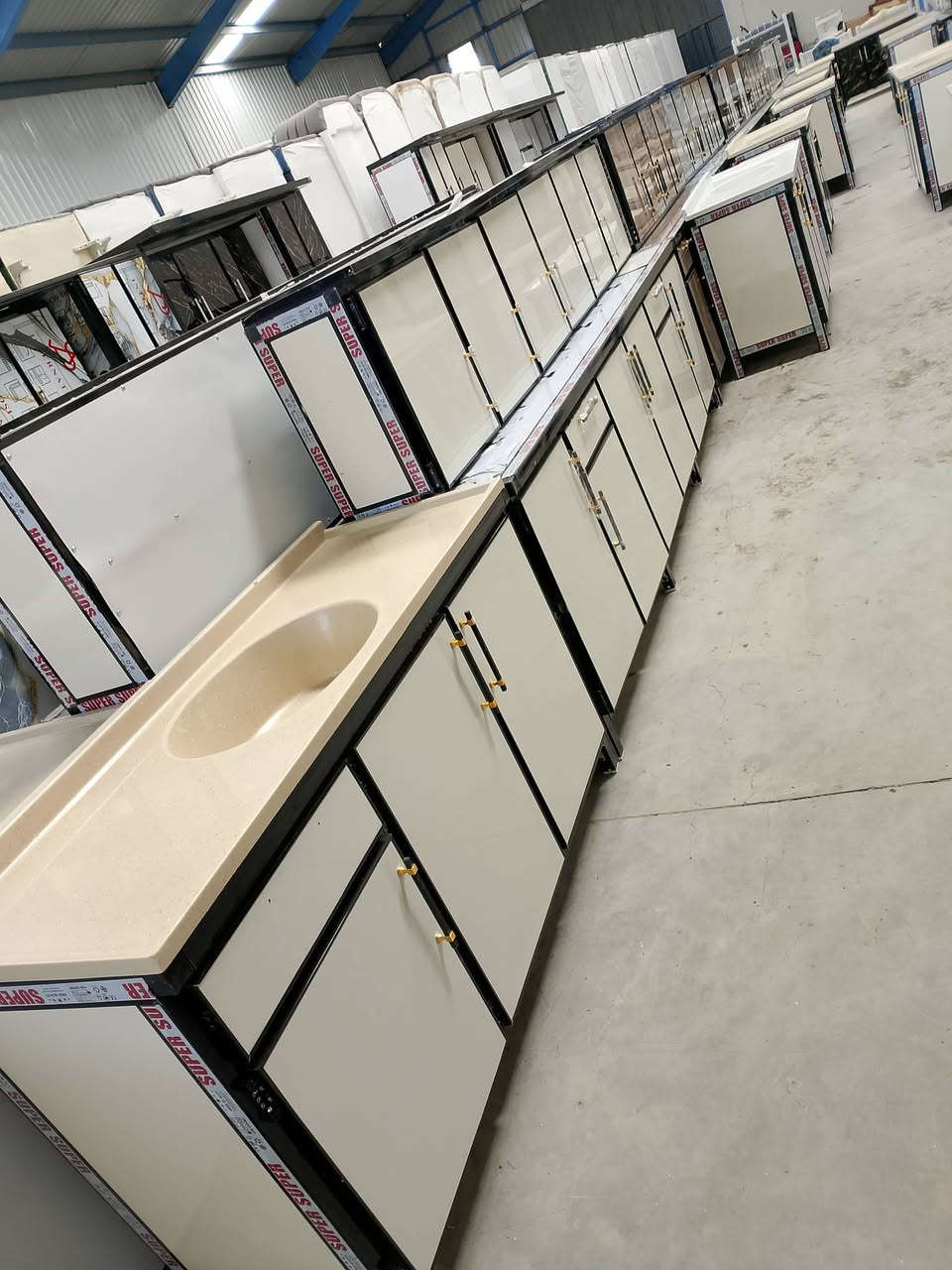 كاونترات جديده متره ونص ومترين ومترين ونص و3 متر  والكاونتر متكون من 3 قطع الارضي والملحق والسنك المرمر العنوان واسط قضاء الصويره شارع العام قرب محطة رضا الصالح القرب من مطعم هنداس السايد الرايح البغداد للتواصل ***********/مجمع الشمال/وعدنه نضاف المراوس ناخذ القديم ونطيكم جديد وحسب الاتفاق
