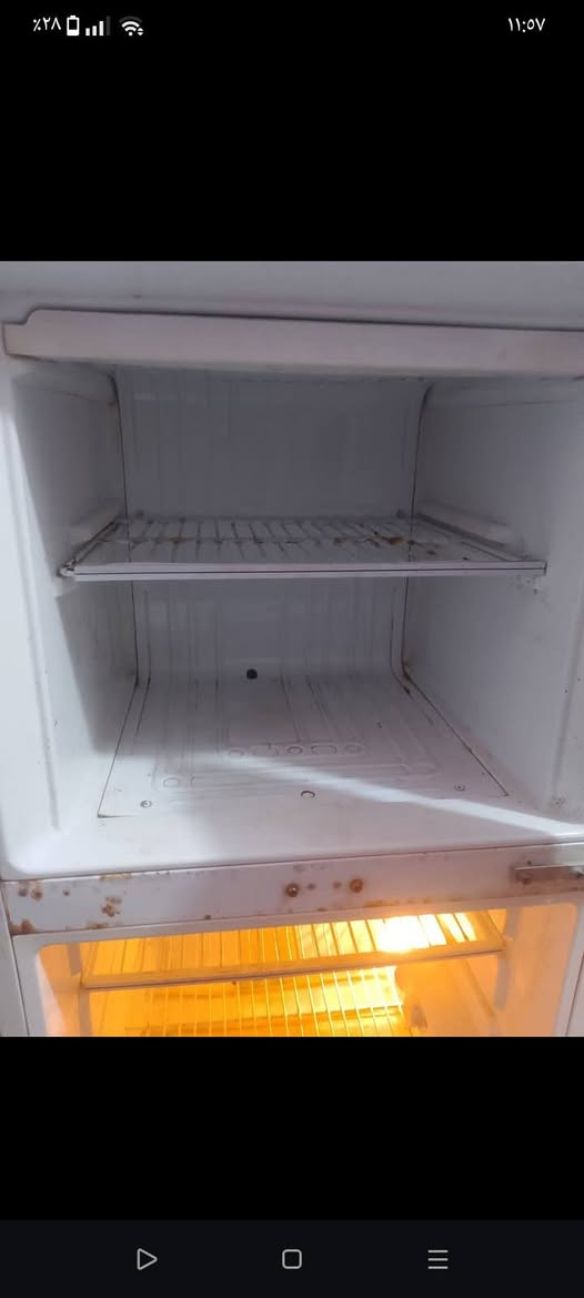 السلام عليكم ثلاجه البيع شغله  تبرد وجمد سعر 165 بيه مجا  مكان الغراف
***********
