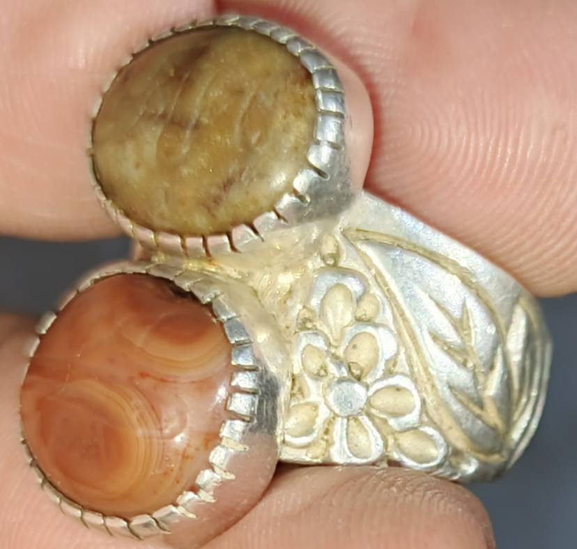 خاتم مزدوج يماني قديم حجره وصياغه قديمه وثقيلة للبيع
السعر ١٢٥ ألف مكاني نجف قريه الغدير ***********
