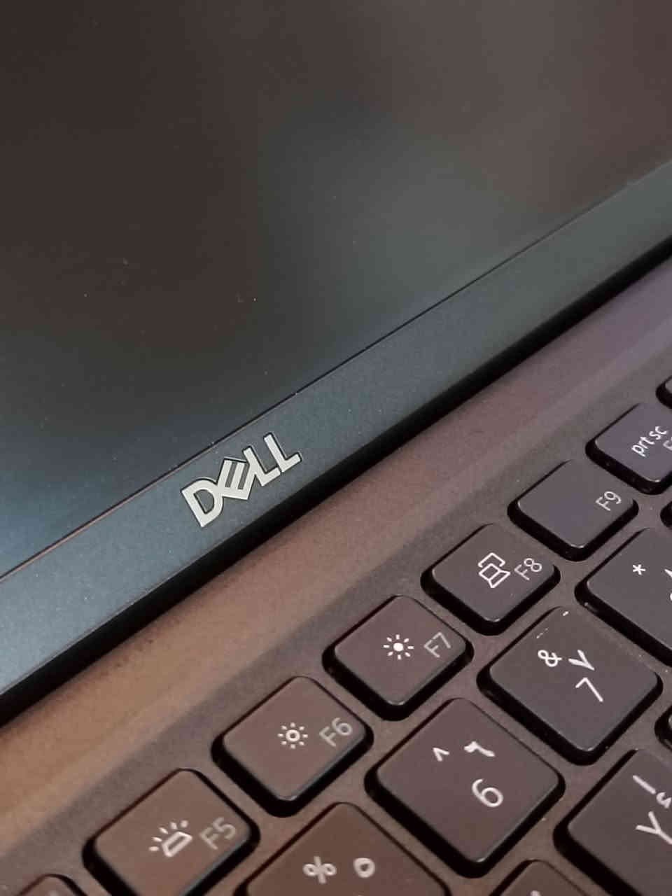 لابتوب DELL معالج i7 جيل 11 للبيع .
اللابتوب مفول مواصفات
هارد 512 SSD ورام 16
الجيل مالته جدا حديث الي هوة الجيل ال11 يعني سنه الإصدار مالته حديثه وادائه قوي.

معالج i7 فدشي يتحمل شغل والعاب 
تصميم سلم ووزنه خفيف
حواف شاشة نحيفه .

اللابتوب جدا نضيف وادائة قوي وممتاز يفيد الي عنده دراسة او العاب متوسطة او غيرها من الاستعمالات .

المواصفات :
المعالج intel cori7
الجيل : الحادي عشر (11)
كرت الشاشة : INTEL GRAPHICS 8GB
الشاشة : فول اچ دي (FHD) حجم 14.3 دقتها والالوان جدا واضحه وتشغل 4K بالمشاهدة .
الرام : 16G نوع DDR4 فدشي راقي .
الذاكرة : 512GB ssd M.2 
كيبورد عربي انكليزي ليزري .
كيبورد ميكانيكي ضوئي .
سماعات ستيريو .
كامرة امامية واضحه
غالق كامره سلايد
بطارية اللابتوب ليثيوم تطول فوگ ال 4 ساعات ب الاستعمال المكثف .

المنافذ :
منفذ تايب سي للشحن
منفذ  تايب سي للبيانات 
منافذ USB 
منفذ Hdmi
منفذ سماعات
وغيرهن بعد.
المميزات:
كيبورد عربي انكليزي ليزري ضوئي ميكانيكي .
لونه اسود من الخارج والداخل فدشي مرتب

الملحقات:
ملحقاته كلها موجودة واصليه
كيبل ثلاثي اصلي.
شاحنة اللابتوب تايب-سي الاصليه  .
جنطة لابتوب مرتبه هم بعدهي جديده غير مستخدمه .

منصب عليه وندوز 11 برو مفعل مدى الحياة وحزمه الاوفس كامله كذلك مفعلة مدى الحياة .

اللابتوب كلش نضيف ومواصفاته قويه ومحترمه وتصميمه كلش مرتب . ومابي أي نقص كيبورد سماعات انترنت شاشة كامرة كله شغال وممتاز وماب اي نقص من اي ناحية .
وكلشي بي بعده جديد ونضيف مثل ماموضح.

السعر : 475 الف وبي مجال جدا قليل .

مكاني النجف والي يريده توصيل هم موجود ان شاء الله .

***********

(لابتوب للبيع النجف بغداد الانبار البصرة حاسبة محمولة منضدية دل dell hp pc laptops laptop computer )
