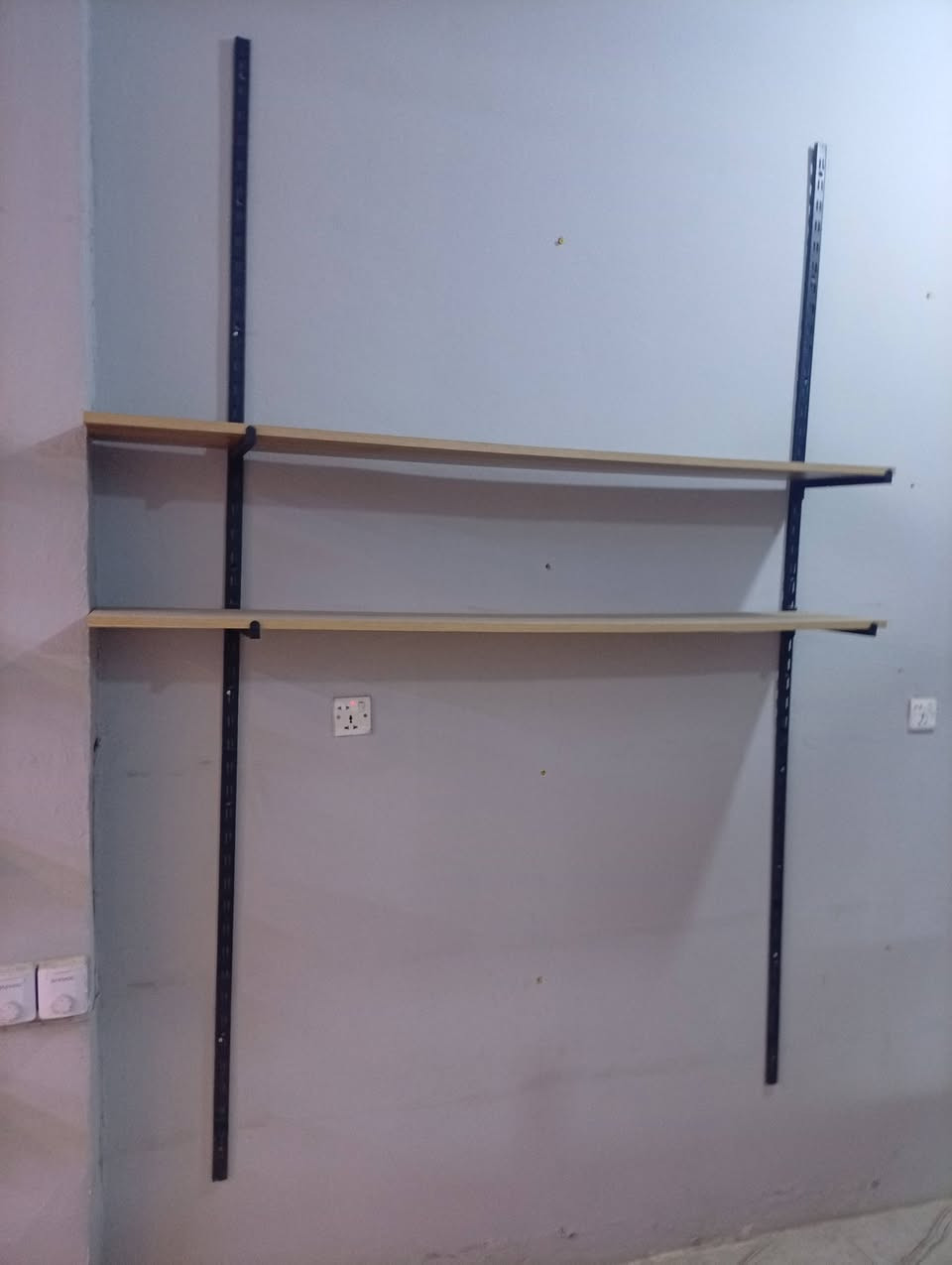 رفوف محل للبيع للاستفسار الاتصال على الرقم ***********
