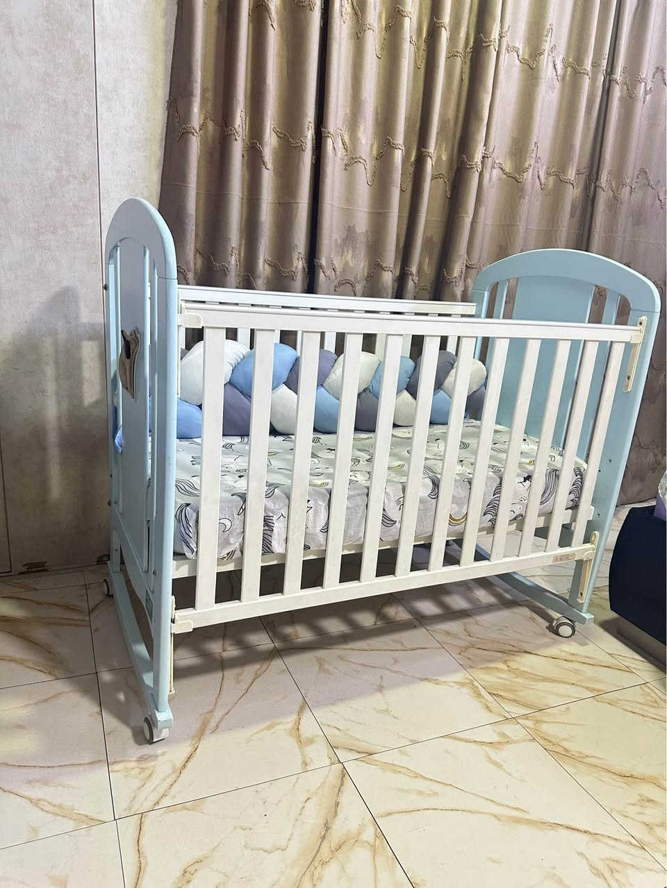 سرير اطفال لعمر ٣ سنوات  ينفتح  صفحه كامله من جهه سرير الام وبي تايرات من جوه يتحرك بسهوله وينقفل بسهوله واذا تشيلون التايرات يصير هزاز لونه ابيض وسمائي استعمال مده قليله ومثل مموضح بالصوره نظيف ١٠٠ نظافته اي كسر اي خدش مبي ينباع هو والفراش كامل سعره ب١٢٥ مكاني الصليخ الي يريده يتفضل خاص بغداد, العراق


**إذا كنت صاحب هذا الإعلان وتريد حذفه لأي سبب، رجاءا أرسل رسالة إلى الدعم الفني**