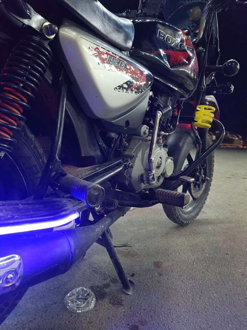 سلام عليكم للبيع بوكسر مديل٢٣ محرك  وكهربايات مكفول مع سستم اناره امامي خلفي لوحات نكليزي تحويل ثاني يوم السعر ٢٦٠٠ وبيها مجال المكان بغداد الغزاليه رقم الهاتف***********

