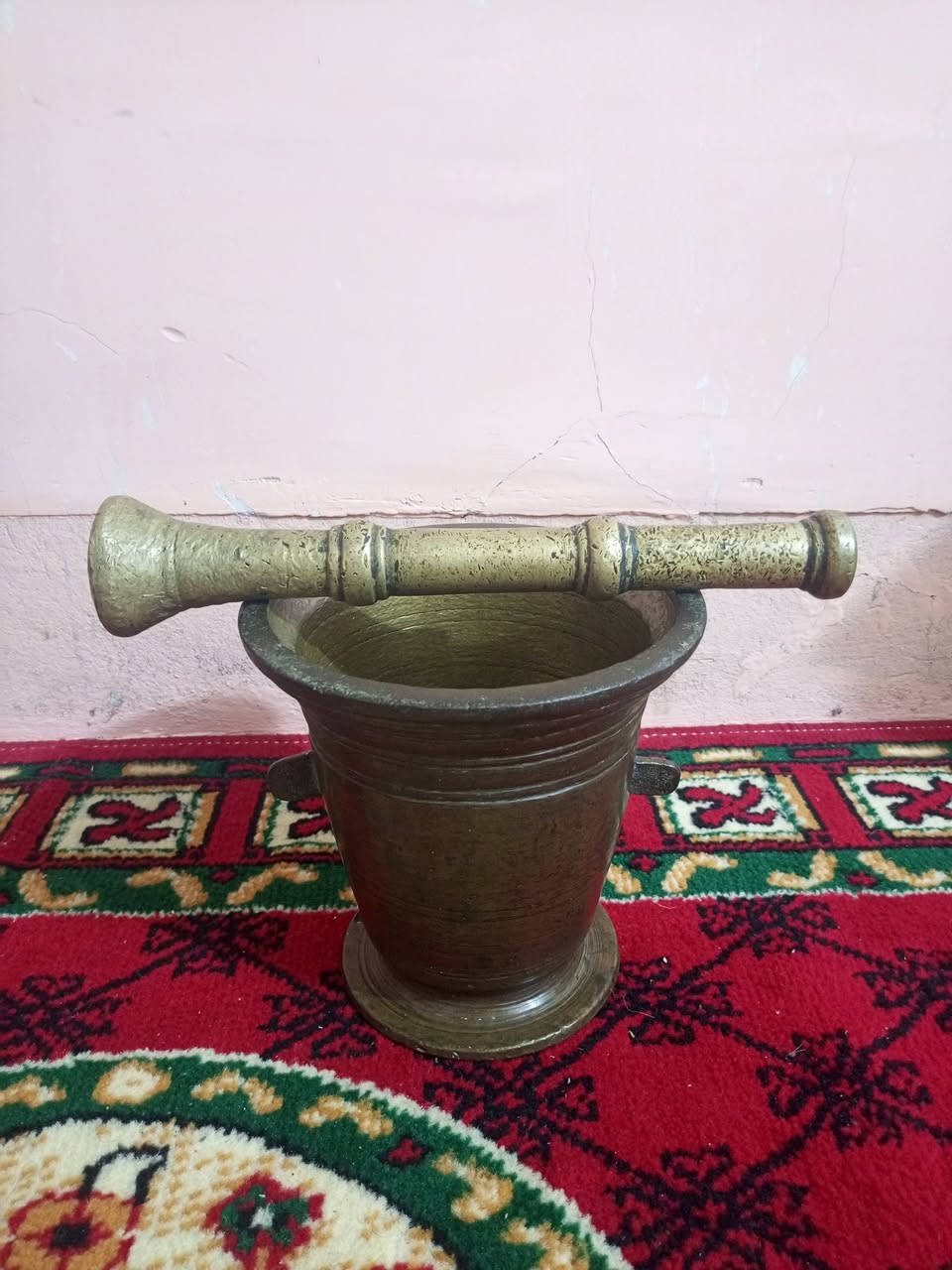 هاون بغدادي ابو التراجي قديم جداً جداً ارتفاع 20سم واليده 31سم
للبيع ‏‪***********‬‏ يوجد توصيل كافة المحافظات
