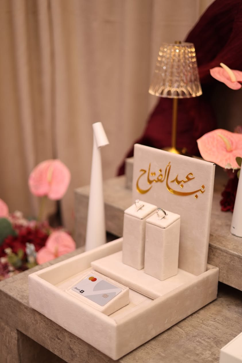 ‎✨ كوشة خطوبه وحنه خليجيه ✨
‎📍 الموقع: البصرة

‎🔹 الكوشة الرئيسية تتضمن:

• شازلونة

• بردة

• ستاند بردة حديد  مكون من ٣ ستاند (تصل لطول ٤ متر )

• لوحة ترحيبية قابلة للتغليف حسب الطلب�• ميز ذهب عدد (2)

• ميز كيك

• تيبلام عدد (5)

• ستاند ورد عدد (4)

• ستاند ذهب

• حامل حلقات

• ستاند عطور عدد (3)

⭕️ كوشة الحنه تتضمن: 

. فريم خشب قياس ٢*٢ 

• فخاريات عدد (23) بأحجام متنوعة

• ورود مثل الموضحة بالصور (عدا الياس الطبيعي)

• طبك خوص عدد (1)

• سلات خوص عدد (2)

‎✅ يمكن استغلال الكوشة الرئيسية وترتيبها لتناسب كوشة الحنّة أيضاً.

‎🎨 مميزات إضافية:

يمكن تغليف ميز الكيك وميزات الذهب بالجلاد أو ورق الجدران بأي لون أو تصميم حسب الطلب، مع إمكانية التغيير والتنسيق بما يناسب المناسبة.

‎📞 للتواصل:�***********

‎📍 البصرة
