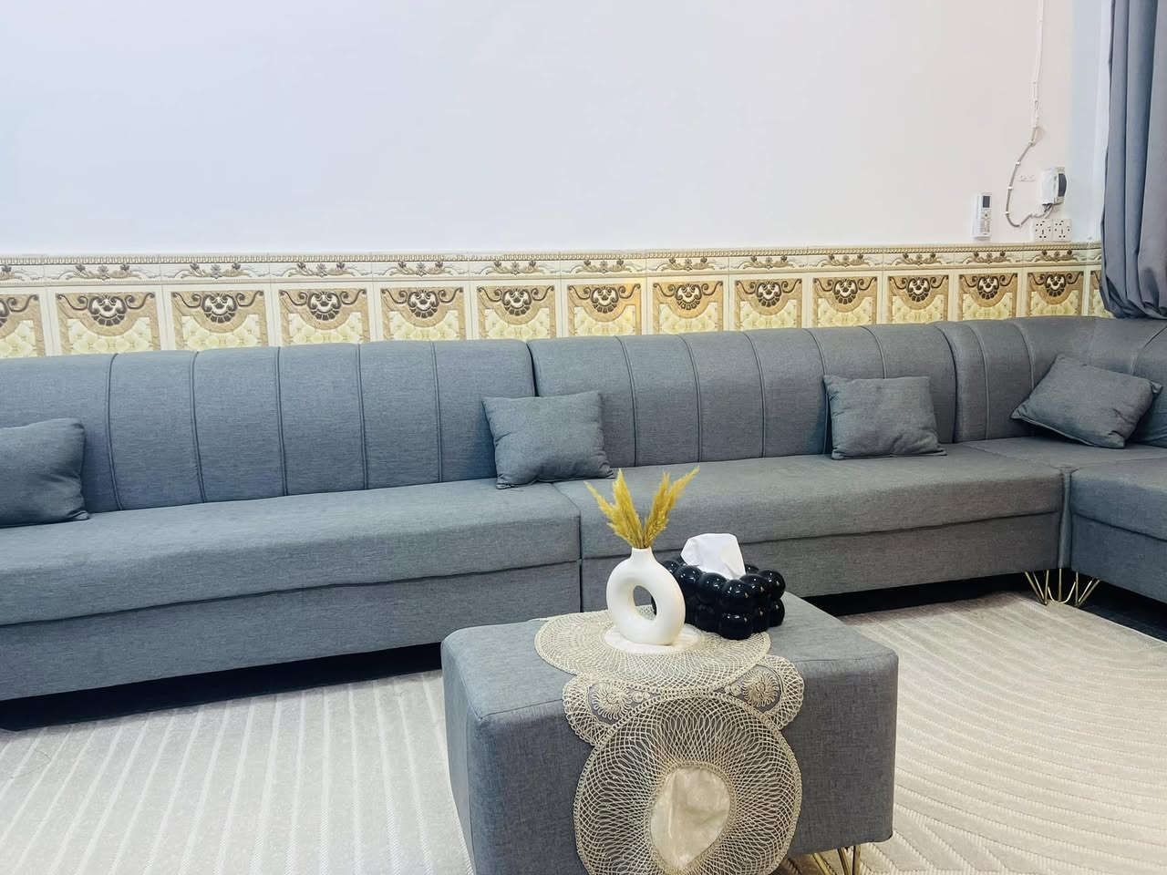 مرحبا 
ديوان للبيع تفصال خاص 
١٠ مقاعد نظيف مستعمل مده ٦ اشهر فقط 
السعر ٦٥٠ و بي مجال ويجي وياه طبله وسطيه بنفس لونه و كوشات عدد ١٠ 
عنوان / بغداد حي اور ٦٠٠ 
فقط ضرر واحد بي موضحه بالصوره و يتم تصليحه للاستفسار اكثر الاتصال ع الرقم 
***********
