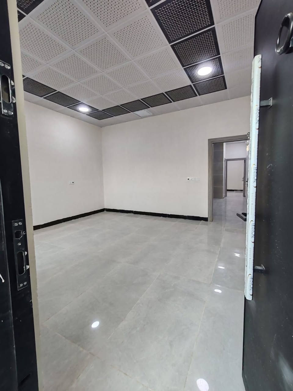 دار 100 متر طابو صرف باسم شخص واحد
طابقين كامل بناء حديث فول سيراميك فول مواصفات نظام تبريد مركزي كامل البيت
العنوان كركوك حي العسكري خلف صيدلية كردستان
السعر 100 مليون بي مجال قليل جداً
للاتصال والاستفسار : ***********
او مراجعة مكتب النور الكبير
