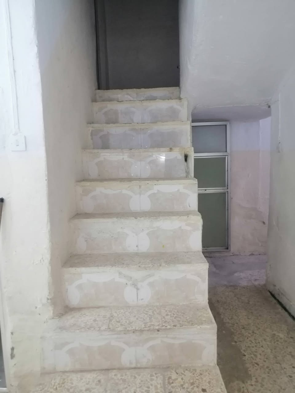 بيت ٦٠ متربجهت الايمنه بيع مستعجل اي استفسارعله هذه رقم ***********
