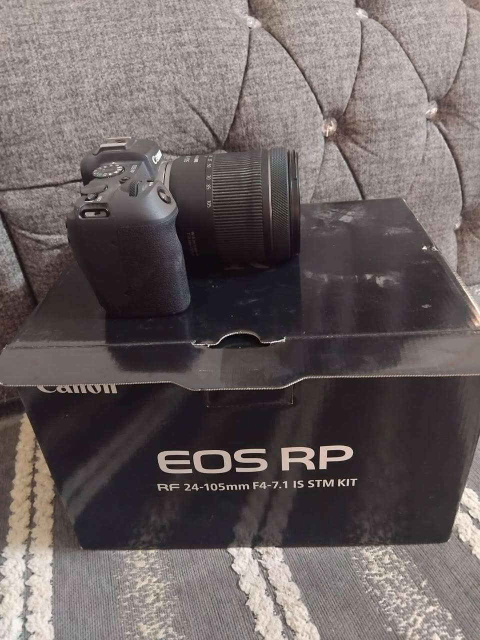 للبيع: كاميرا Canon EOS RP 
​الحالة: نظيفة جداً وخالية من أي عيوب (مع الكرتون والملاحق الأساسية).
​المواصفات الرئيسية:
​المستشعر: إطار كامل (Full-Frame) بدقة 26.2 ميجابكسل لجودة صور مذهلة وعزل احترافي.
​المعالج: DIGIC 8 القوي والسرع في معالجة البيانات.
​العدسة المرفقة: RF 24-105mm f/4-7.1 IS STM الشاملة، ممتازة لتصوير البورتريه، المناظر الطبيعية، والفيديوهات.
​المميزات: شاشة متحركة بالكامل تعمل باللمس، نظام تركيز تلقائي سريع (Dual Pixel CMOS AF)، وتصوير فيديو بدقة 4K.
​السعر المطلوب: 1,250,000 دينار (مليون و250 ألف).
للتواصل خاص او او وتساب ***********
