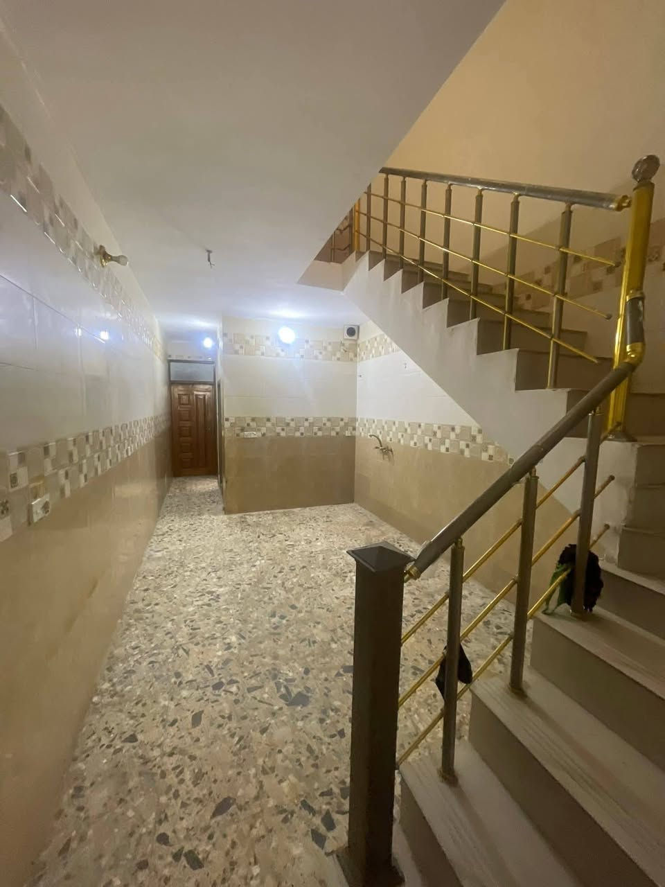 يا الله
مشتمل للبيع في منطقة الشعب حي التجار الثانية مقابل مدرسة غمدان
المساحة ٧٥ متر
واجه ٣،٥ م
نزال ٢١،٥ م
يحتوي على ٣ غرف نوم وصالة خطار ومطببخ ومنور وخدمات بكل طابق
للاستفسار
مكتب الحضارة للوساطة العقارية
***********
