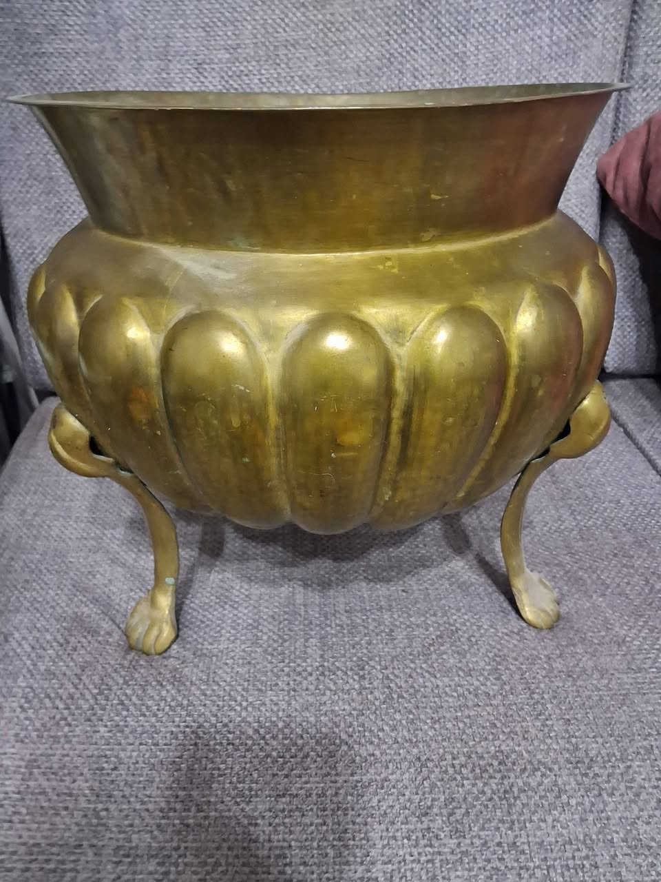 مركن نحاس أنتيكا أصلي على أرجل بتصميم كلاسيكي فاخر ✨

قطعة ديكور مميزة مصنوعة من النحاس الثقيل، مناسبة للديكور المنزلي أو تنسيق الزراعة الداخلية وإضفاء طابع تراثي راقٍ للمكان.

حالة ممتازة وجاهزة للاستخدام أو العرض.
📩 السعر والاستفسار على الخاص


**إذا كنت صاحب هذا الإعلان وتريد حذفه لأي سبب، رجاءا أرسل رسالة إلى الدعم الفني**