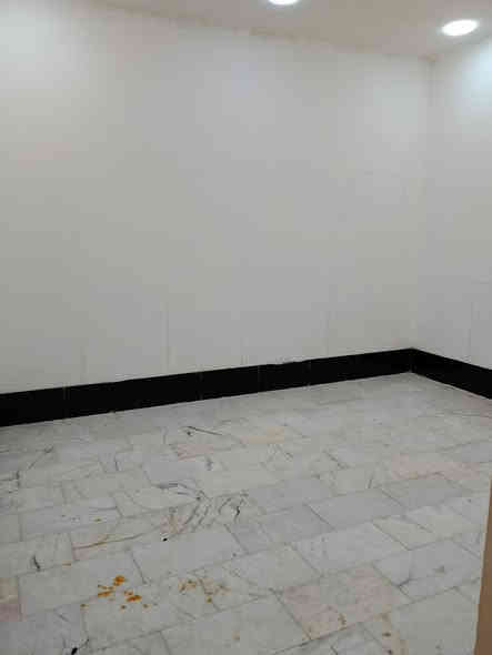 يعلن مكتب الأقصى للعقار عن توفر دار للايجار 🏠
دار حديث طابقين 
موقعه حلة حي الصحة خلف المسبح الأولمبي 
متكون من غرفتين وحدة جوة وحدة فوك صالة كلدور مطبخ مفتوح على الكلدور صحيات داخلية وخارجية وفوك 
الدار بناء حديث  أرضية مرمر مطلوب عائلة صغيرة 
سعر الايجار ٣٥٠ مقدمة ٣ اشهر 
للاستفسار الاتصال ***********
أو مراجعة المكتب بداية شارع زوير مجاور اسواق كروز
