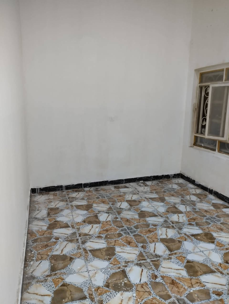 بيت للأيجار في مناوي لجم بناء حديث خلف المول يحتوي على غرفتين وهول ومطبخ حمام ومنور التواصل ***********6
