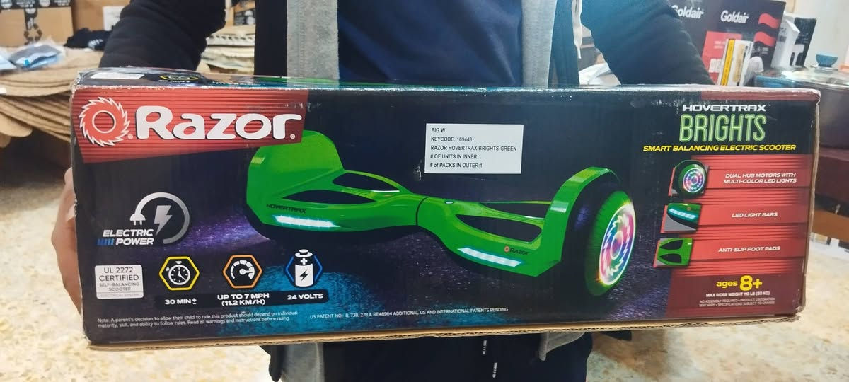 سكوتر كهربائي ذكي متوازن ذاتياً من ماركة Razor موديل Hovertrax Brights. 
السرعة: تصل إلى 7 ميل في الساعة (11.2 كم/ساعة). 
وقت التشغيل: ما يصل إلى 30 دقيقة من الاستخدام المستمر بشحنة واحدة. 
البطارية: نظام بطارية 24 فولت. 
المميزات: مزود بمحركات مزدوجة، مصابيح LED ملونة في العجلات، وقضبان إضاءة LED أمامية. 
الأمان: معتمد وفقًا لمعايير UL 2272 الخاصة بالسلامة الكهربائية، ومناسب للأعمار من 8 سنوات فما فوق بوزن أقصى 50 كجم.


**إذا كنت صاحب هذا الإعلان وتريد حذفه لأي سبب، رجاءا أرسل رسالة إلى الدعم الفني**