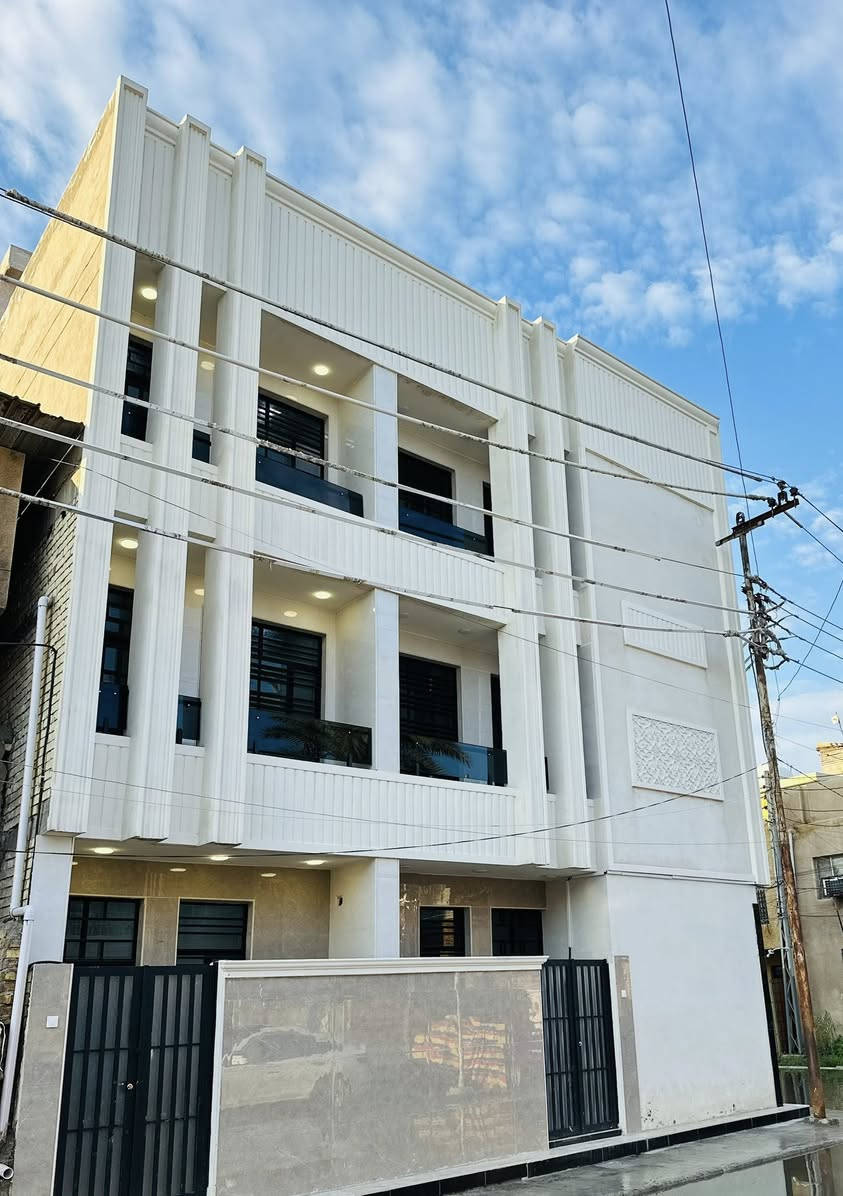 ياالله مشتمل  #للبيع 
المساحه ٤٠ 
الواجهه ٤ والنزال ١٠ 
المشتمل ٣طوابق 
الموقع / حي العقاري ضباط الكويتي 📍
يحتوي / استقبال وغرف نوم عدد ٢ وخدمات 
للمعلومات اكثر مراجعه مكتب القريشي للعقار
***********
***********
