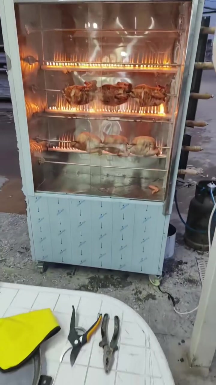يالله سلام شوايه دجاج استعمال واحد يعني اخت الجديده حته لزك بعده بيهه تحمل ٣٢ دجاج رايده ٤٠٠ وبيهه مجال توصيل موجود حسب الاتفاق مكاني كفأت العبيدي الاستفسار رقم ***********
