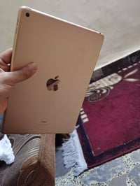ايباد 8 نضيف ذاكرة 32 ويا حافظة الشاصي ولزكة ضد الكسر نضيف كلش لا مصلح...