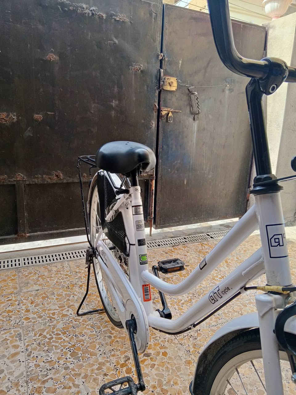 سلام عليكم بايسكل بناتي حجم26 البايسكل نضيف كلش رايده 110اوبي مجال مكاني بغداد الشعب رقم***********
