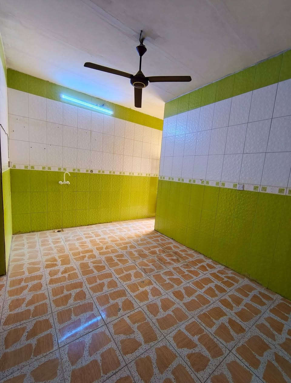 سلام علیکم متوفر بيت للبيع بحي النداء طابو صرف نظيف وغير مسكون حاليا على شارع ۲۰ مساحه 100 متر عکاده درجه اولى شيلمان الأولي الأوكراني يتكون من استقبال وكلدور ومطبخ وغرفتين نوم وحده جوا والثانيه فوك تكون جبيره ع طول البيت تكدر تقسمهة بقاطع وتصير غرفتين إذا تريد وصحيات ثلاثه جوا وفوك وبرا بالحوش السعر 83 مليون وقابل للتفاوض للاستفسار الاتصال او مراسله على الرقم ***********
