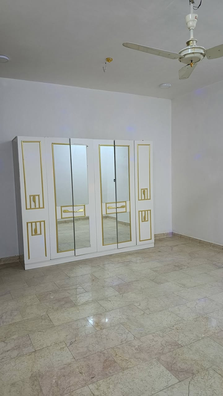 سلام عليكم  200متر للبيع بناء طابوك صب كونكريت يحتوي على غرفتين او صاله وستقبال ارضيه بورسلين سقوف جمسم بورد اناره كامله  شارع المطار جديد بشارع علكم بشارع حاتم الخير نهايت المقرنص بل بدايه سند 25 شراي يجي خاص  ***********
