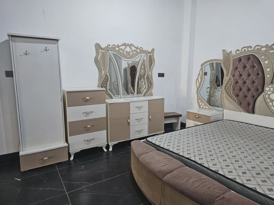غرفه نوم ملكي 9 قطع للبيع مع دوشك اصلي سعر 850 الف شراي يخابر رقم مكان كركوك ***********
