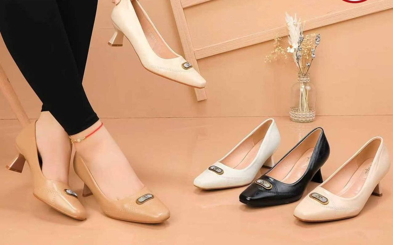 #جديد   وصل اليوم  
حذاء نسائي  جلد طبيعي موديلات مختلفه 
قياسات  36  37  38  39  40 
 السعر   15  الف  
                
أزياء ثائر            ... 
ديوانيه_عفك 
#عمارة_ابو_باسم 
قرب_صيدلية_الدلال 
#مقابيل_مول_البصري ..  
...


**إذا كنت صاحب هذا الإعلان وتريد حذفه لأي سبب، رجاءا أرسل رسالة إلى الدعم الفني**