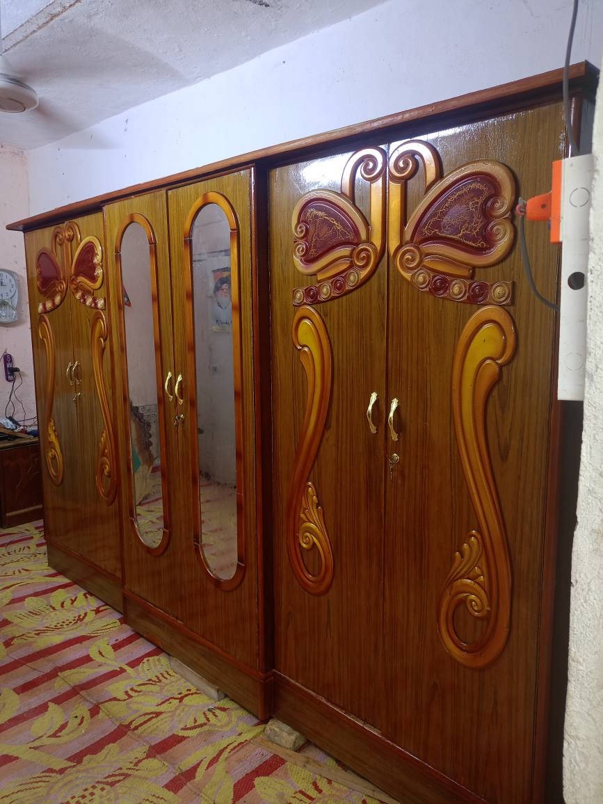 غرفه كامله تخت موجود بيها بس عوزه تاج مال جوربايه نضيفه سعر 375 العنوان العمارات الملح مقابيل حي الخضراء قرب مدرسه رقيه الانصاري جامع الصدرين*********** عمارة, ميسان
