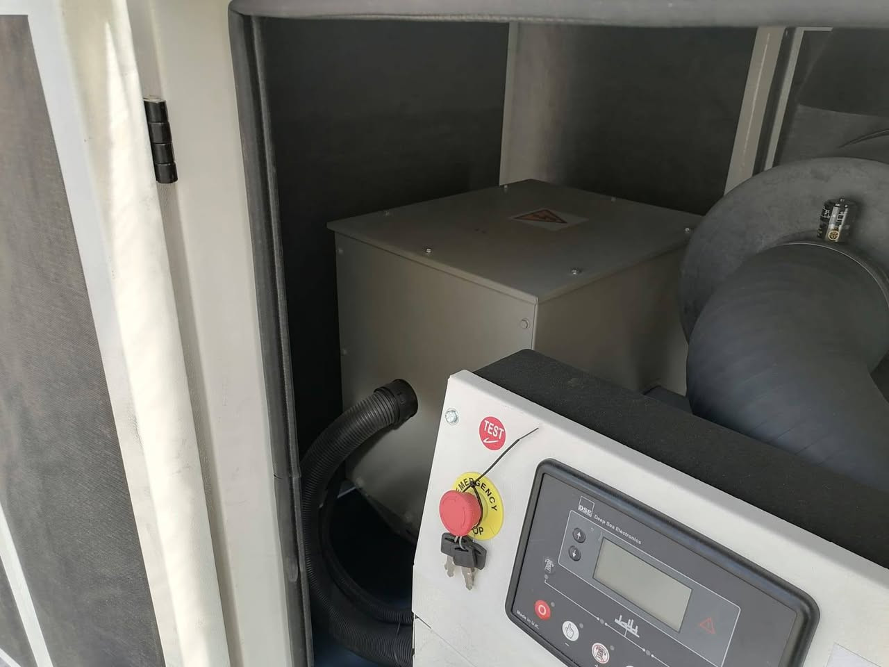 🌟 صباح الخير زبائننا الكرام 🌟
شركة الصقال لتجارة وصناعة المولدات تعلن عن مولدة 165KVA بمواصفات عالية وجودة مضمونة 💪

🔹 محرك Perkins (صناعة بريطانية 🇬🇧)
🔹 رأس توليد Leroy Somer (صناعة فرنسية 🇫🇷)
🔹 كارت تحكم DSE (بريطاني 🇬🇧)
🔹 كاتم لبناني عالي الجودة، مناسب للأجواء العراقية ويتحمل الظروف القاسية 🇱🇧

✨ أداء قوي + تشغيل مستقر + عمر طويل

🎁 وهدية خاصة لفترة محدودة مع كل مولدة!
💰 أسعار منافسة جداً ومناسبة للجملة والمفرد

🛠️ ضمان سنة أو 1000 ساعة تشغيل (أيهم أسبق)
🛠️ خدمات صيانة متوفرة + قطع غيار وزيوت أصلية

🚚 النقل والنصب داخل بغداد مجاني

📞 للاستفسار والحجز:
***********
أو مراسلتنا على الصفحة مباشرة

🔥 لا تفوّت الفرصة… العدد محدود
