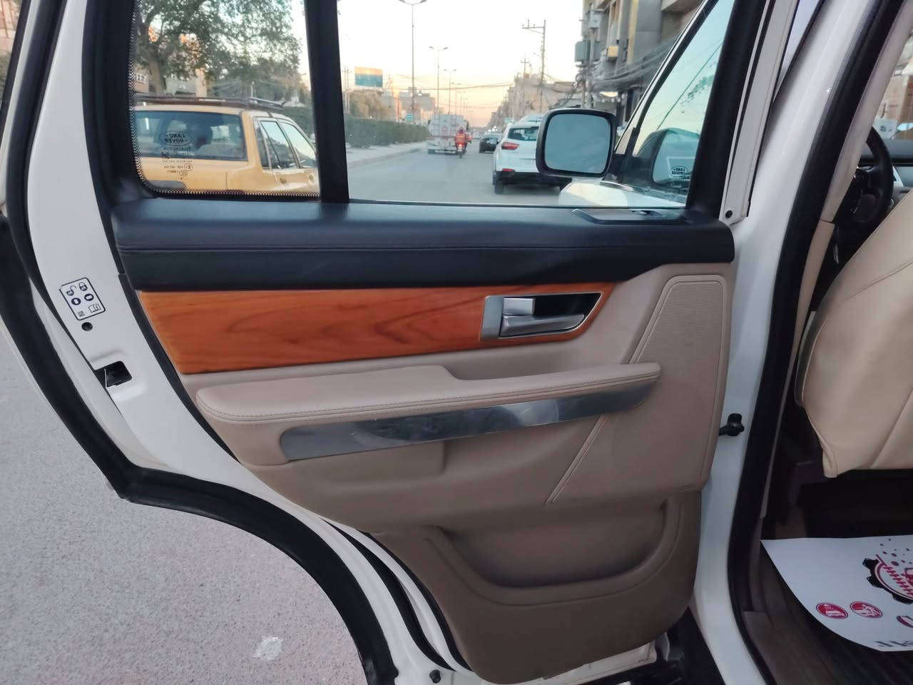 للبيع فقط رانج روفر سبورت
موديل ٢٠١٠ محرك عادي بدون سوبر
فول مواصفات كثر ومحرك وتفرعات جدد قبل أسبوعين شادهن
صدر جديد جوبلسات جدد 
غرفه جديده
تواقصها زوج تايرات فقط
بيها صبغ جاملغ امامي وبنيد للجماليه فقط بدون اي حادث السيارة
السيارة باسمي تحويل ثاني يوم
السعر ١٣٠ ورقه
للاتصال ***********
