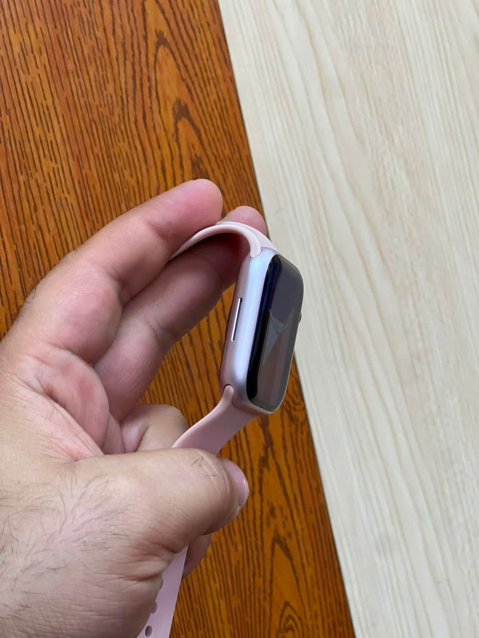 ‏Apple Watch series 9 Silver⌚️45mm
السلام عليكم 
ابل واتش جيل 9 اصدار نايك 
حجم الساعة 45 mm
بطارية الساعة 100%
نظافة الساعة 100% والله حتى اظلمها اذا اكول بيها شخطة الساعة سيرها الاصلي ما ملبوس وشحانتها الاصلية ما مفتوحة ويمك الحساب بعد الساعة موضحة بالصور مصور كلشي بالتفصيل ودقيق علمود توضح الك بشكل كامل 

سعر خاص او اتصال

موصل حي السكر

*********** اتصال + واتساب
