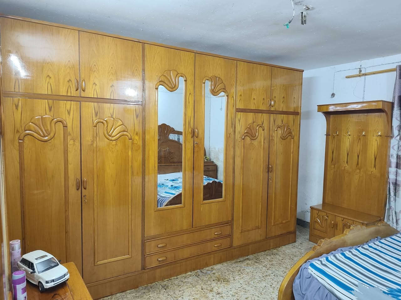 غرفة نوم للبيع تسكام صاج داخل وخارج استخدام قليل مابيها اي ضرر مكاني حلة شارع 80 قرب  مدينة ألعاب ارض بابل ***********
