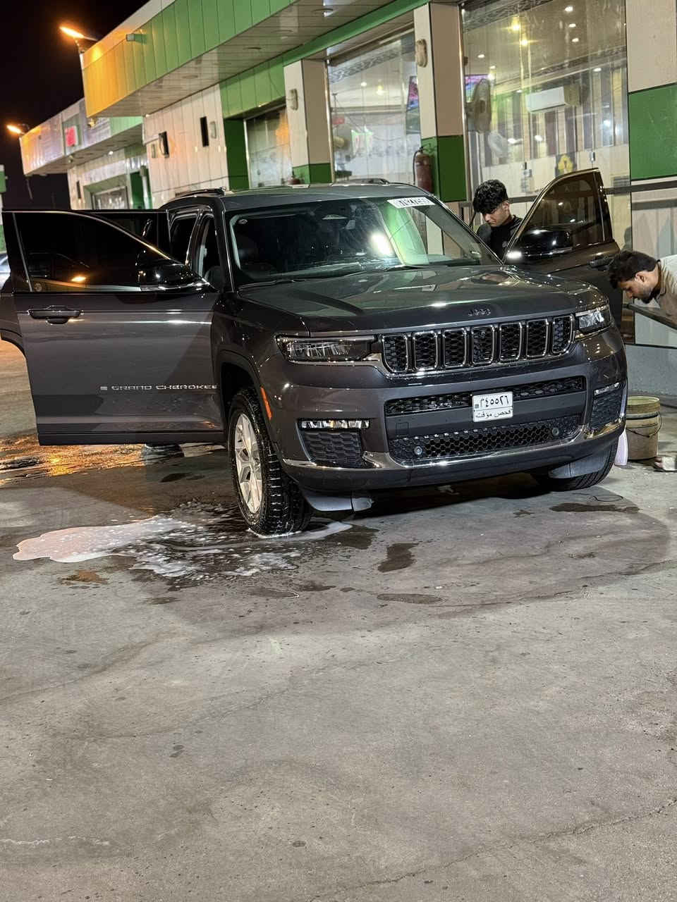 السلام عليكم      للبيع جيب كراند شيروكي لامتد موديل 2023 سبعه راكب منفصل رقم بصره جديد حادثهها كدامك بالصور طخه بالبنيد ومصلحها عنوان بصره *********** صور الحادث بالاخير وارد  امريكي السعر 3شدات
