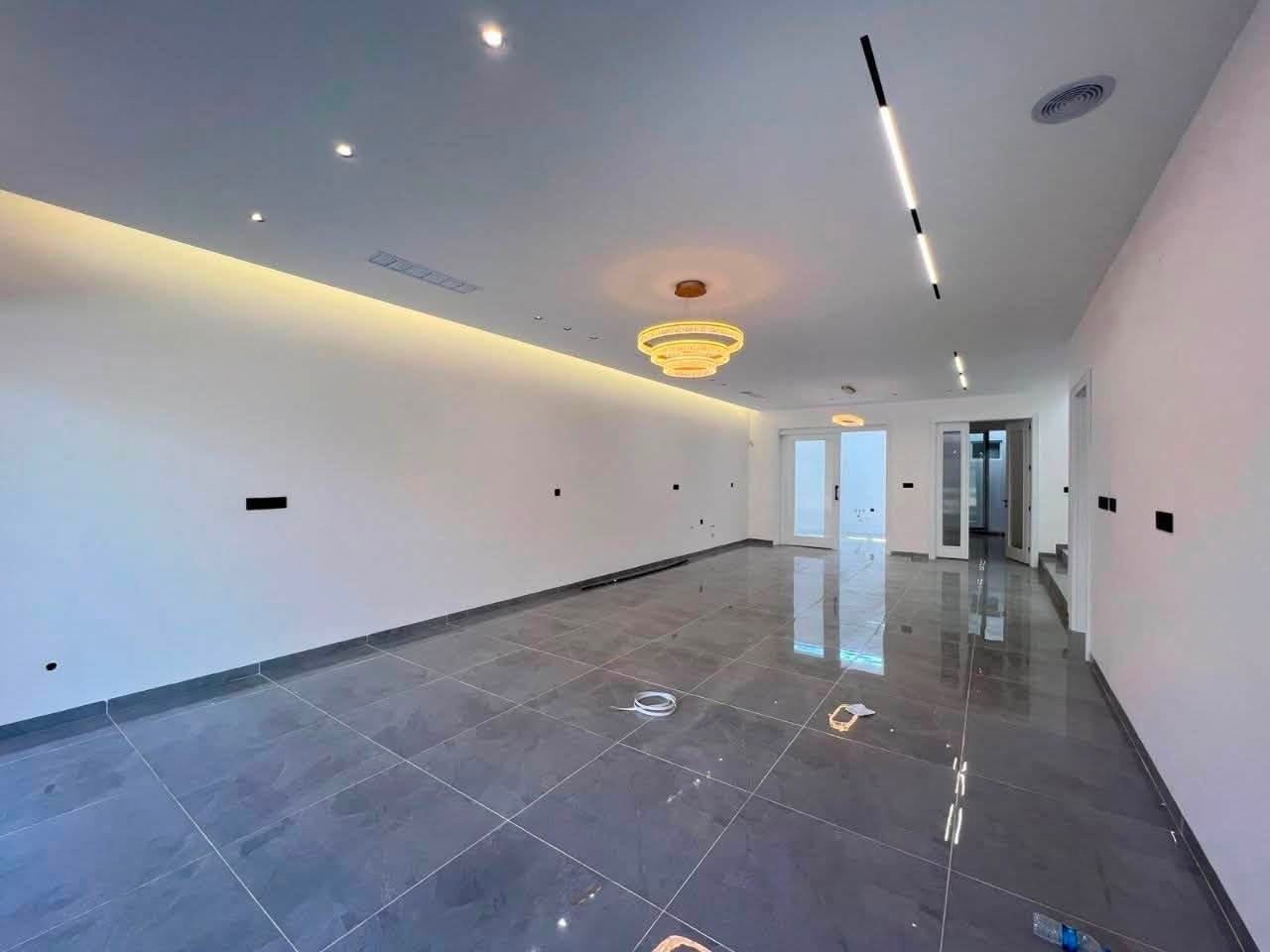 🔸سند طابو يتسجل بإسم اي عراقي
📍أربيل- منزلين لبيع حي مفتى سنتر اربيل قرب شارع 60M

➖مساحة 300M+300M طابقين 
يتكون⤵️
➖5غرف نوم 
➖استقبال-صاله-مطبخ-مجموعه صحيات-كراج

📞  تواصل مباشر واتساب أو اتصال:

📱***********

📱***********
