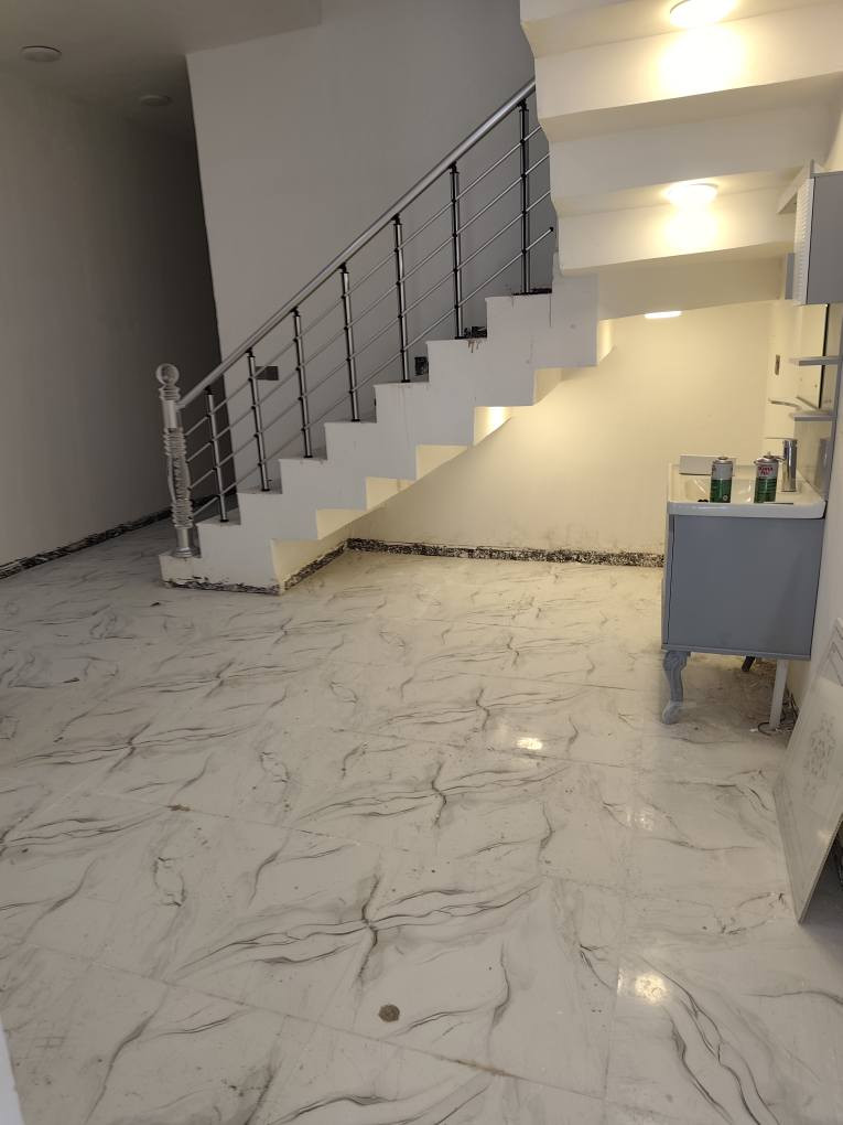 السلام عليكم دارين للبيع طابو زراعي سند 25 كل دار المساحه 107 يحتوي الدار علئ 4 غرف �صاله استقبال مطبخ مجمع صحيات خدمات كامله مي كهرباء مجاري تبليط الموقع بعقوبه المركز مقابيل الديري للستفسار /***********
