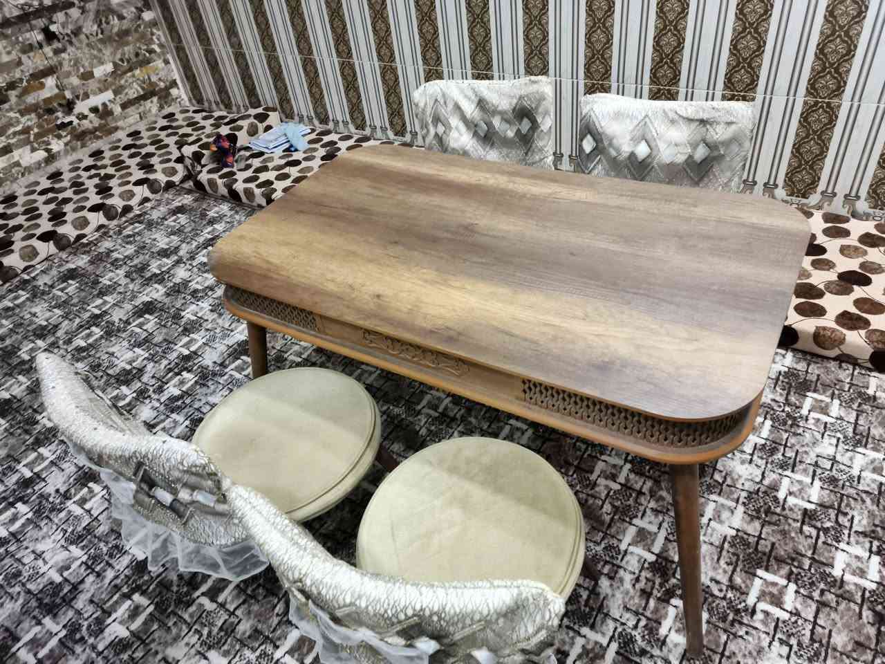 ميز طعام نضافه 100 فول الفول سعر 200 بيه مجال لاتكولي غالي ميز درجه اولى ***********
